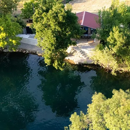 Riverside Vikendica
